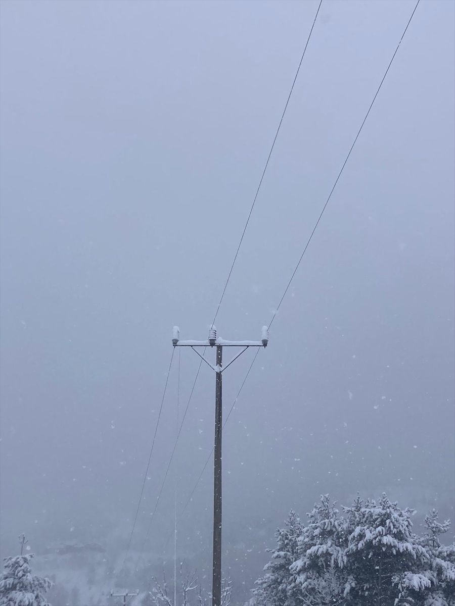 Kastamonu'da ekipler 2 metre karda enerji kesintisi olmaması için çabalıyor
