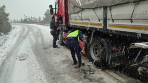 KASTAMONU (AA) – Kastamonu'da kar yağışı nedeniyle mahsur kalanların yardımına