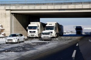 KAYSERİ (AA) – Kar yağışı ve tipi nedeniyle kapanan Kayseri-Malatya