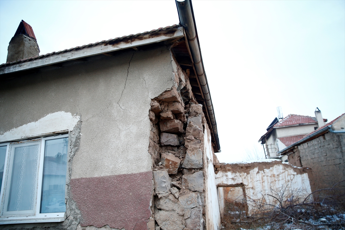 GÜNCELLEME 2 – Kayseri'nin Sarıoğlan ilçesindeki depremde bazı evlerde çatlaklar oluştu