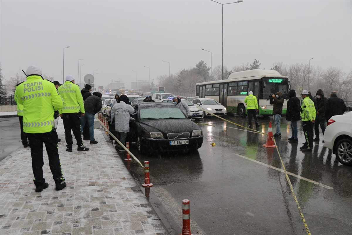 Kayseri'de adliye önünde silahla vurulan kişi ağır yaralandı