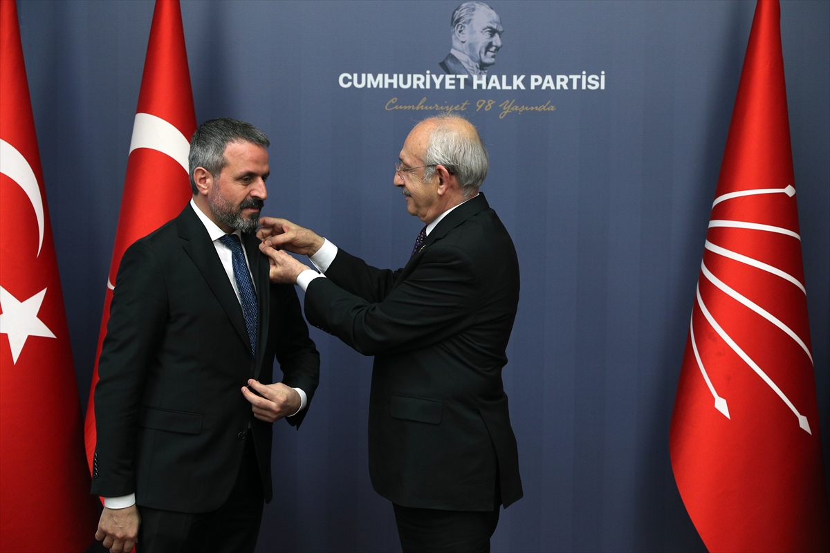 Kılıçdaroğlu, CHP'ye katılan 20 kişiye rozet taktı
