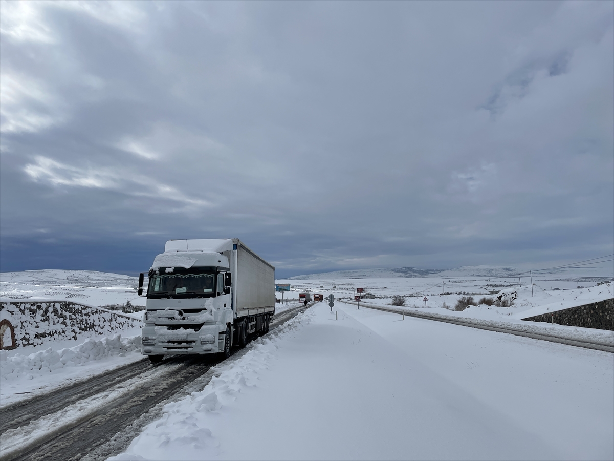 Kilis-Gaziantep kara yolu kar nedeniyle ulaşımı kapatıldı
