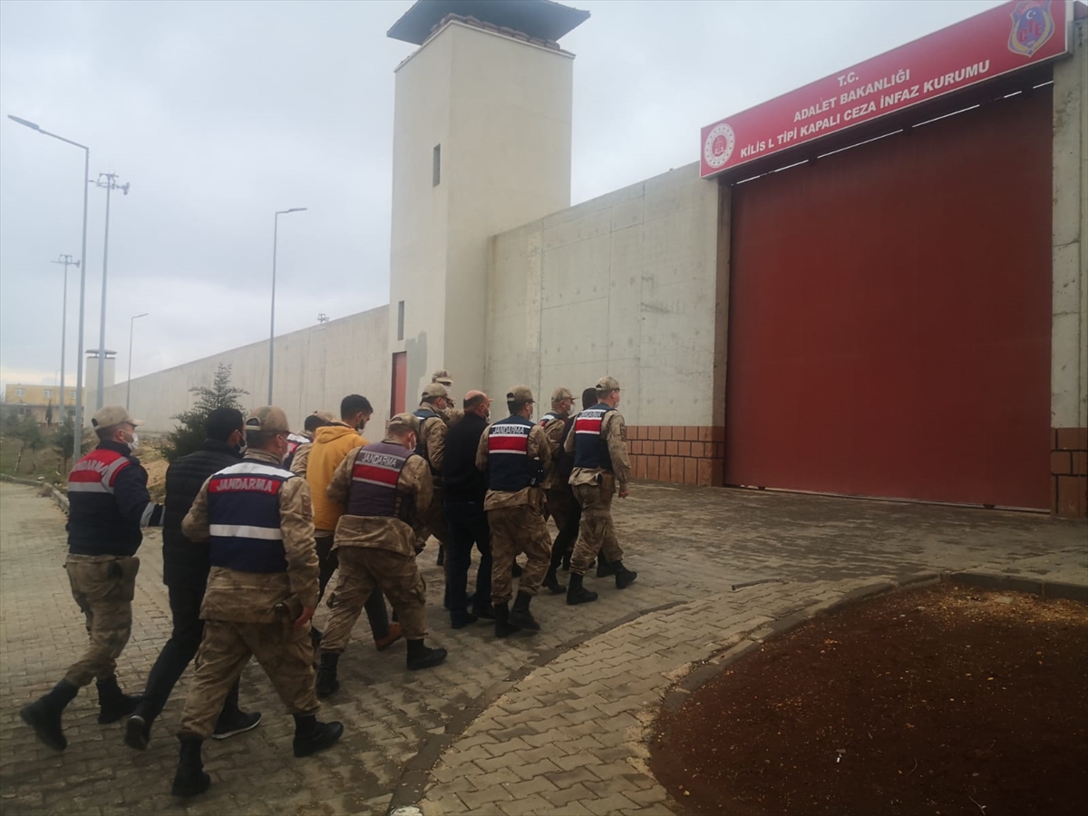 Kilis'te, 7 düzensiz göçmenin yurda yasa dışı girişini organize eden 4 şüpheli tutuklandı