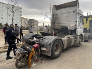 KİLİS (AA) – Kilis'te otomobil ve park halindeki çekiciye çarpan