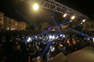 KIRKLARELİ (AA) – Kırklareli'nde vatandaşlar yeni yılı coşkuyla kutladı. Işıklarla