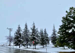 KIRŞEHİR (AA) – Kırşehir'de, kar nedeniyle eğitime öğleden sonra ara