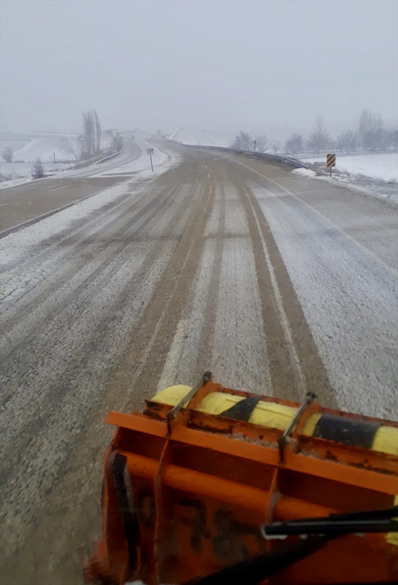 Kırşehir'de kara yollarında ulaşım kar yağışı nedeniyle kontrollü sağlanıyor