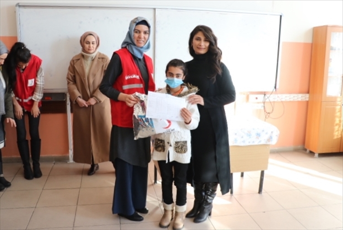 Kızılay Iğdır'daki köy çocuklarına karne hediyesiyle sürpriz yaptı