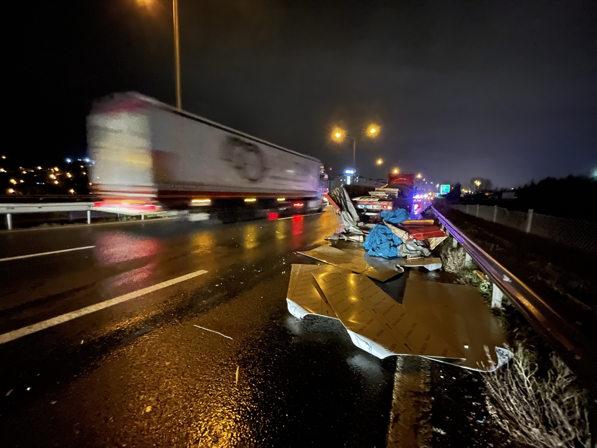 Kocaeli'de meydana gelen trafik kazası ulaşımın aksamasına neden oldu