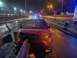 KOCAELİ (AA) – Kocaeli'nin Gebze ilçesinde bariyere çarpan otomobildeki 2