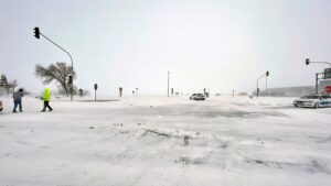 KONYA (AA) – Konya'da yoğun kar yağışı ve tipi nedeniyle