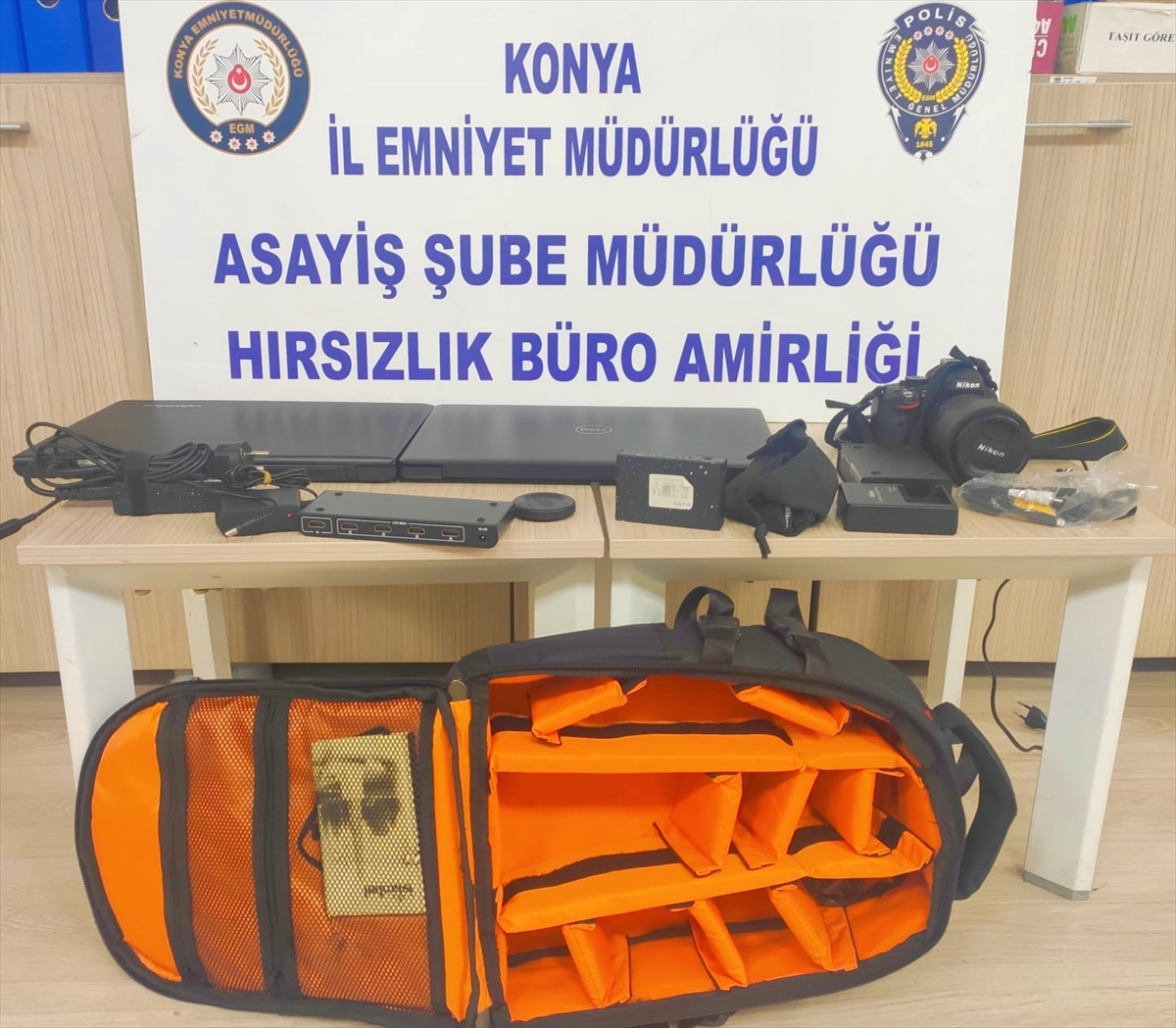 Konya'da okuldan çaldığı elektronik eşyaları satan 3 zanlı tutuklandı