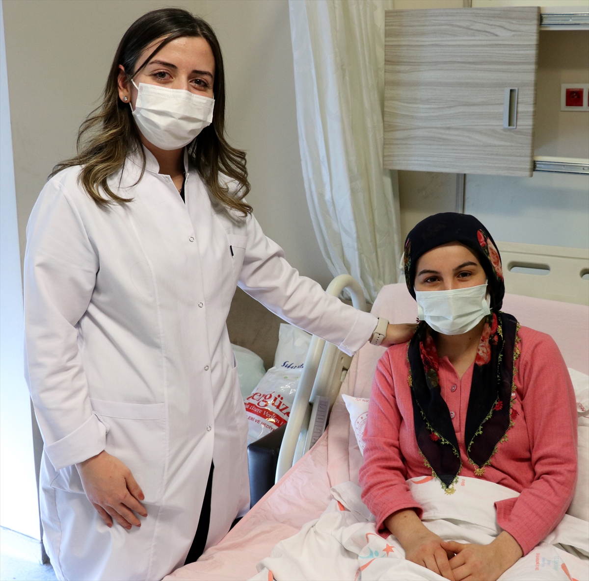 Kovid-19'u atlattıktan 10 gün sonra bebeğine kavuşan anneden gebelere aşı çağrısı
