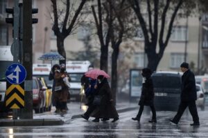 KONYA (AA) – Konya'da sabah saatlerinde etkili olan karla karışık