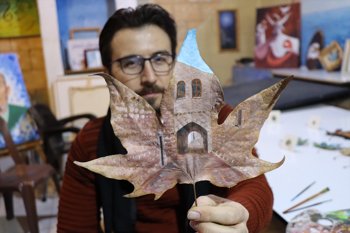 Kurumuş çınar yaprakları Suriyeli ressamın elinde sanat eserine dönüşüyor