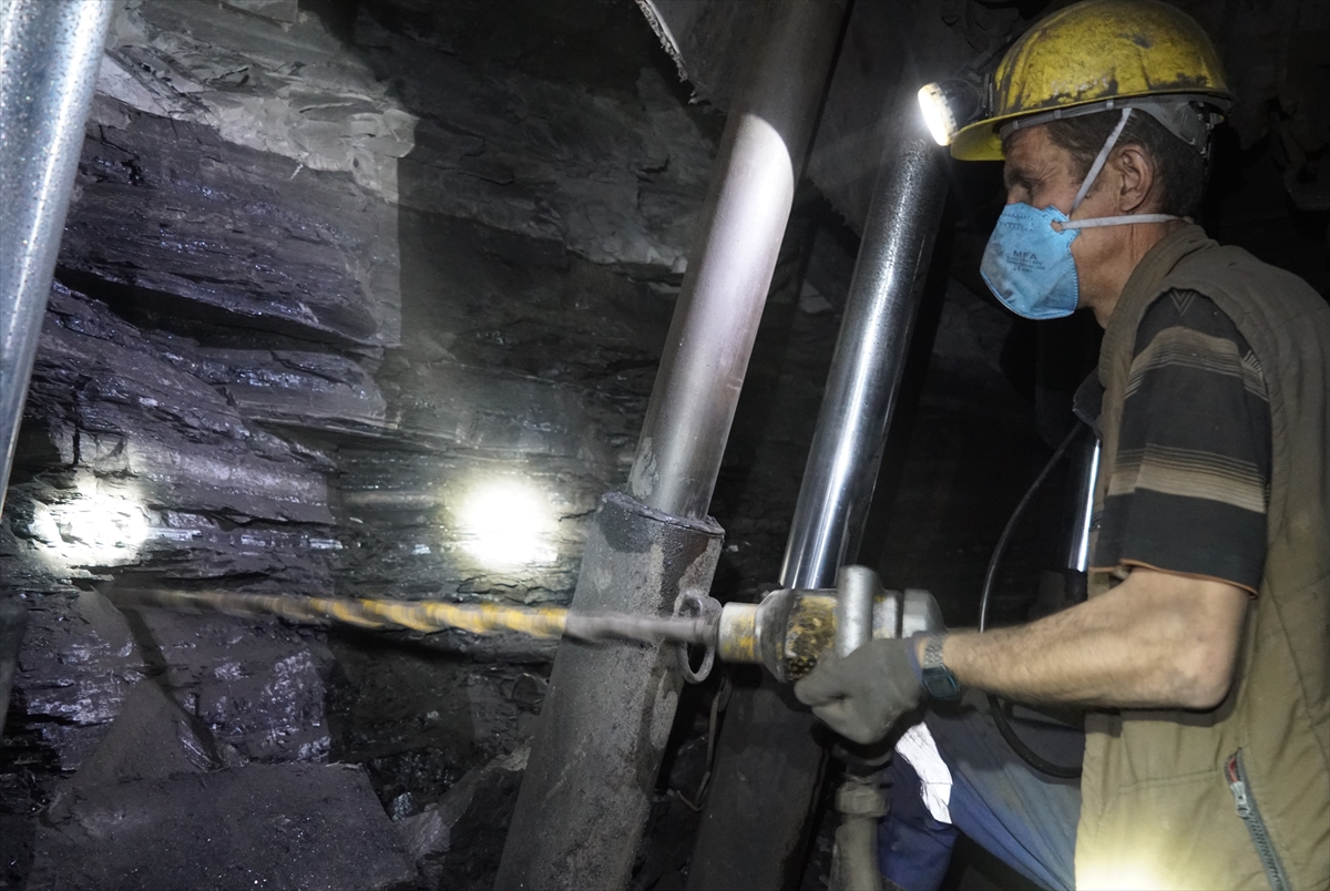 Kütahya'da madenciler yeni yıla yer altında çalışarak girdiler