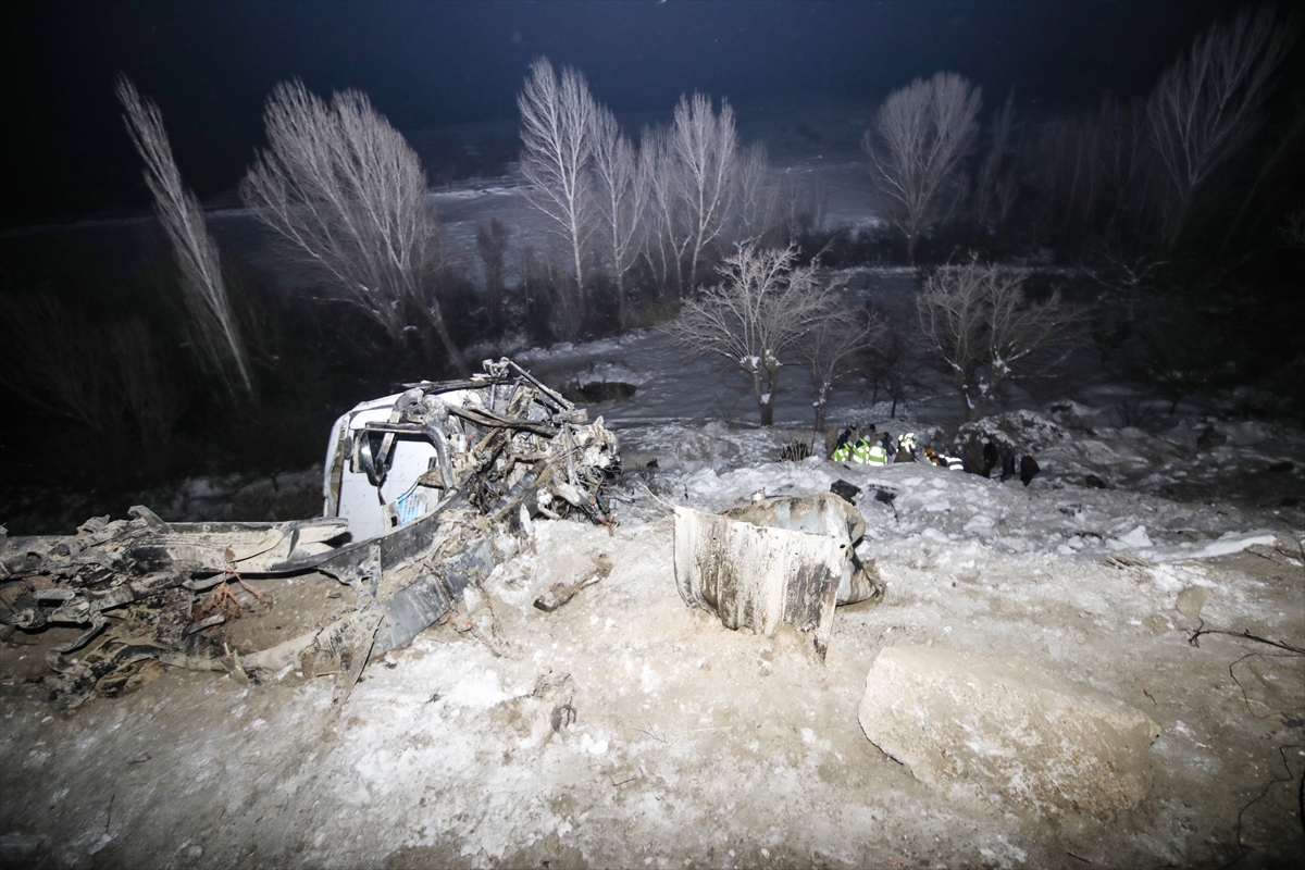 Malatya'da çarptığı kayaların altında kalan tır sürücüsü öldü