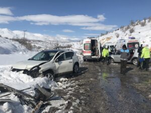 MALATYA (AA) – Malatya'nın Doğanşehir ilçesinde iki otomobilin çarpıştığı kazada