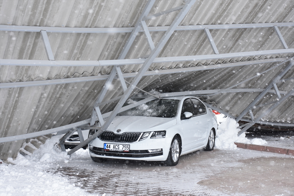 Malatya'da kar yağışı nedeniyle çatı çöktü, 15 araçta hasar oluştu