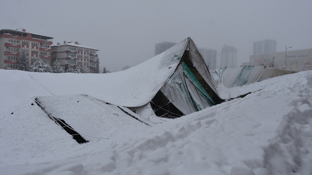 GÜNCELLEME – Malatya'da kar yağışı nedeniyle çatı çöktü, 15 araçta hasar oluştu