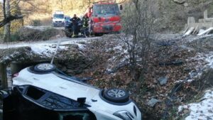 MANİSA (AA) – Manisa’nın Turgutlu ilçesinde dere yatağına devrilen otomobilin