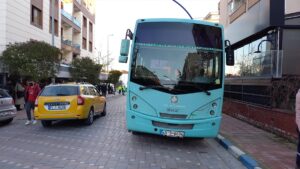 - Güvenlik kamerasına yansıyan kazada, kadın itfaiye ekiplerince otobüsün altından