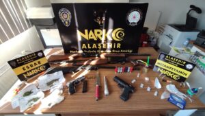 MANİSA (AA) – Manisa’nın Alaşehir ilçesinde düzenlenen uyuşturucu operasyonunda 14