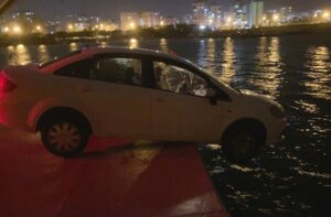 MERSİN (AA) – Mersin'in Erdemli ilçesinde balıkçı barınağının iskelesinde askıda