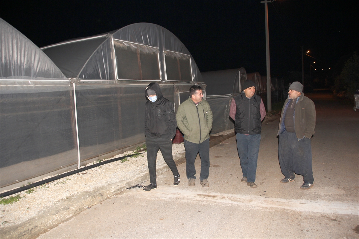Mersin'de çiftçiler zirai don nöbeti tutuyor