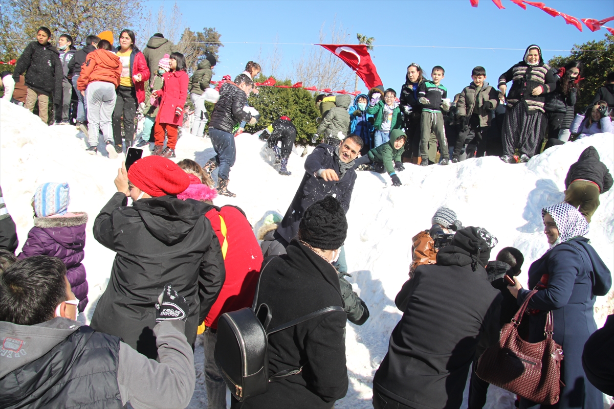 Mersin'de çocuklar dağlardan kar transferi