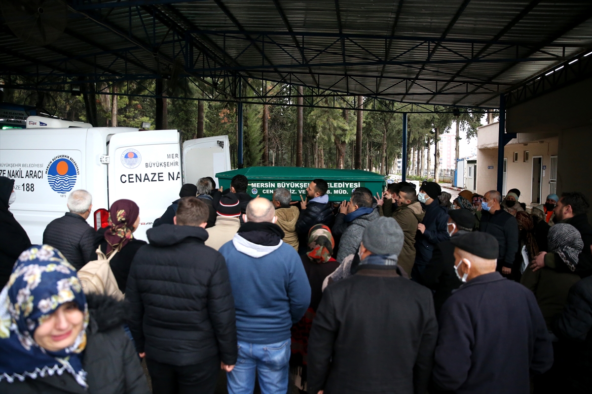 Mersin'de eski nişanlısı tarafından öldürülen genç kızın cenazesi ailesine teslim edildi