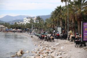 - Bodrum'da bazı vatandaşlar yılın ilk gününde denize girdi