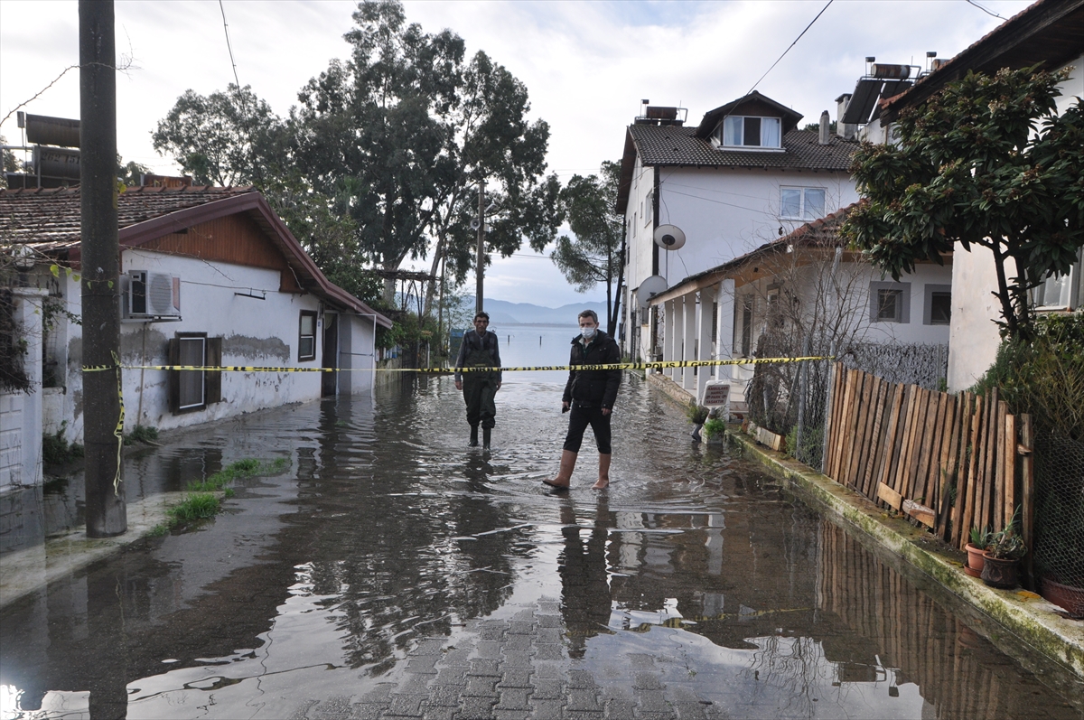 Muğla'da Köyceğiz Gölü taştı, ev ve iş yerlerini su bastı