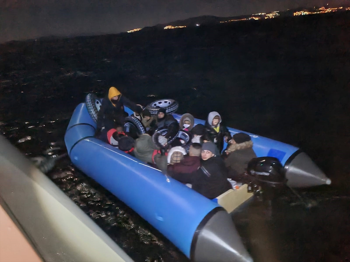Muğla'da lastik bottaki 20 düzensiz göçmen kurtarıldı