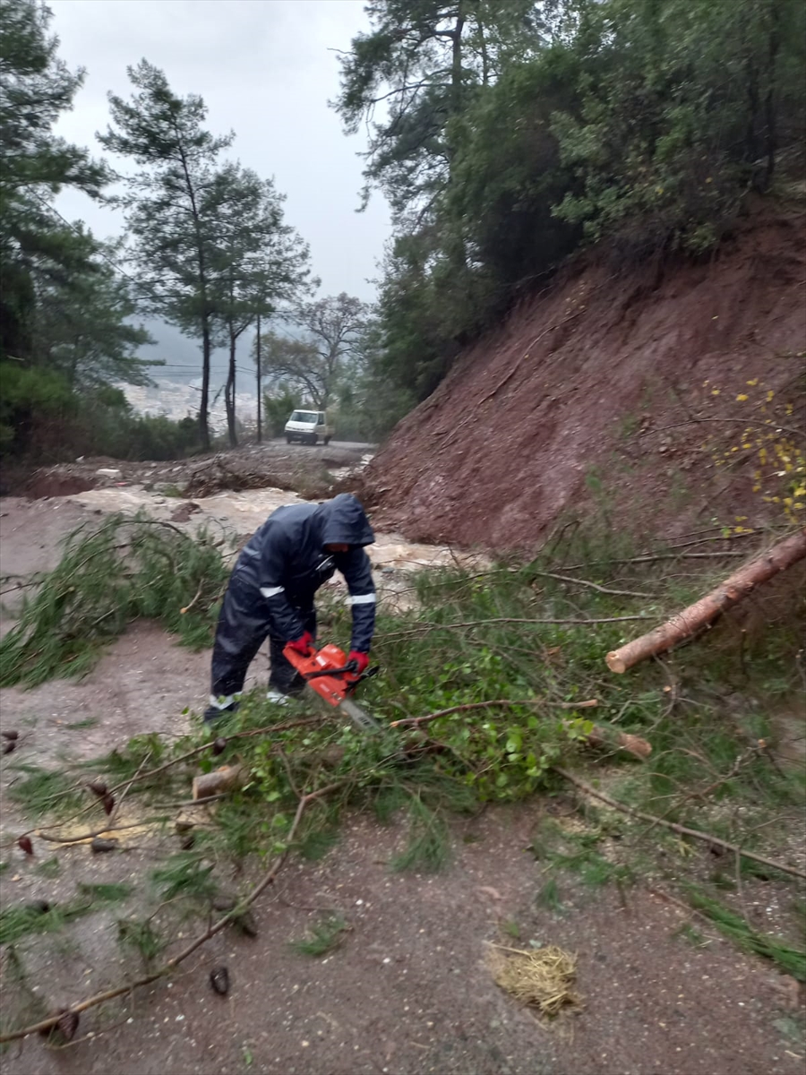 GÜNCELLEME – Muğla'da sağanak su baskınlarına yol açtı, dolu araçlara hasar verdi