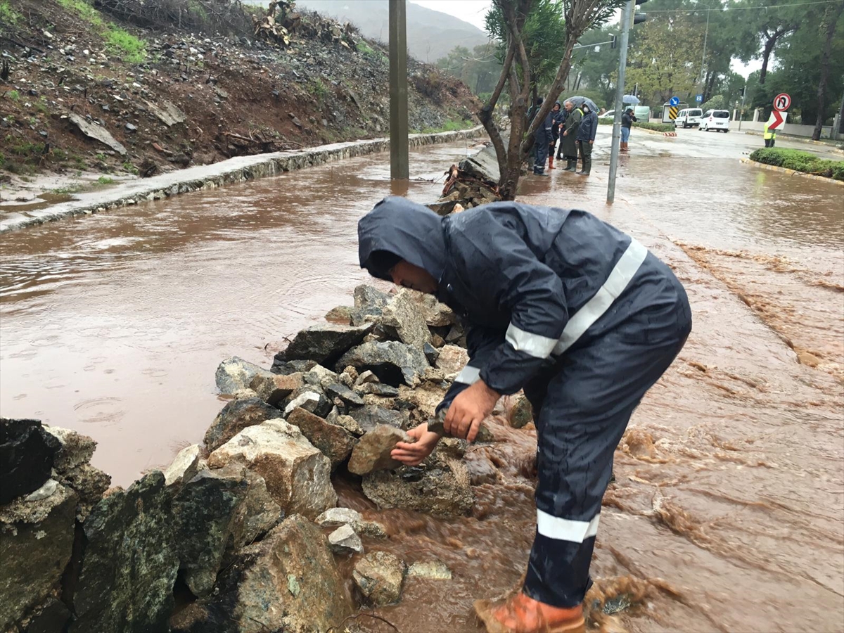 GÜNCELLEME – Muğla'da şiddetli yağış hayatı olumsuz etkiliyor