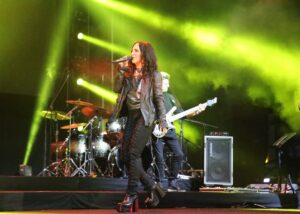 MUĞLA (AA) – Muğla'nın turistik ilçelerinde insanlar havai fişek, ses