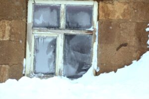 MUŞ (AA) – Muş'ta eski yapılarda oturanlar, dondurucu soğuktan korunmak