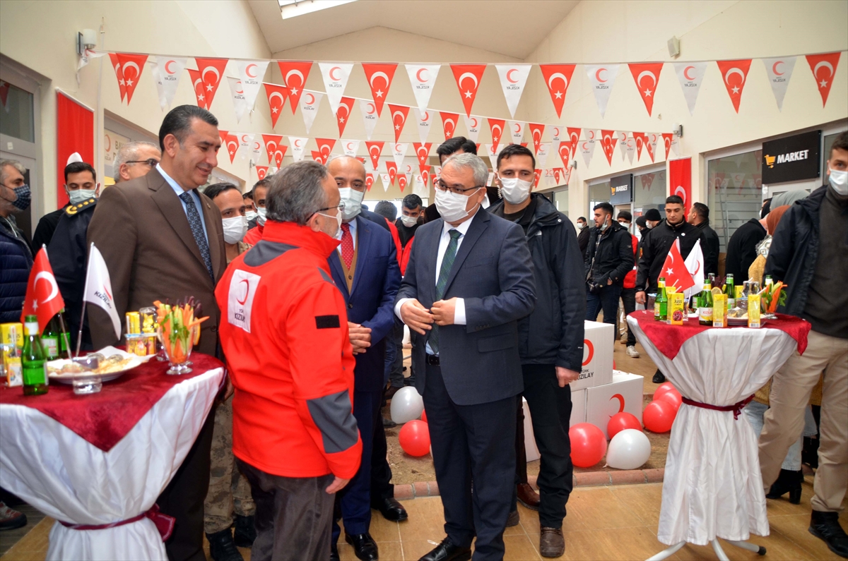 Muş'ta butik mağaza ile ihtiyaç sahibi üniversite öğrencilerine ücretsiz kıyafet ve ayakkabı