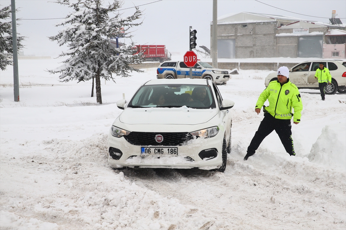 Nevşehir-Aksaray kara yolunda kar ve tipi nedeniyle ulaşım kontrollü sağlanıyor