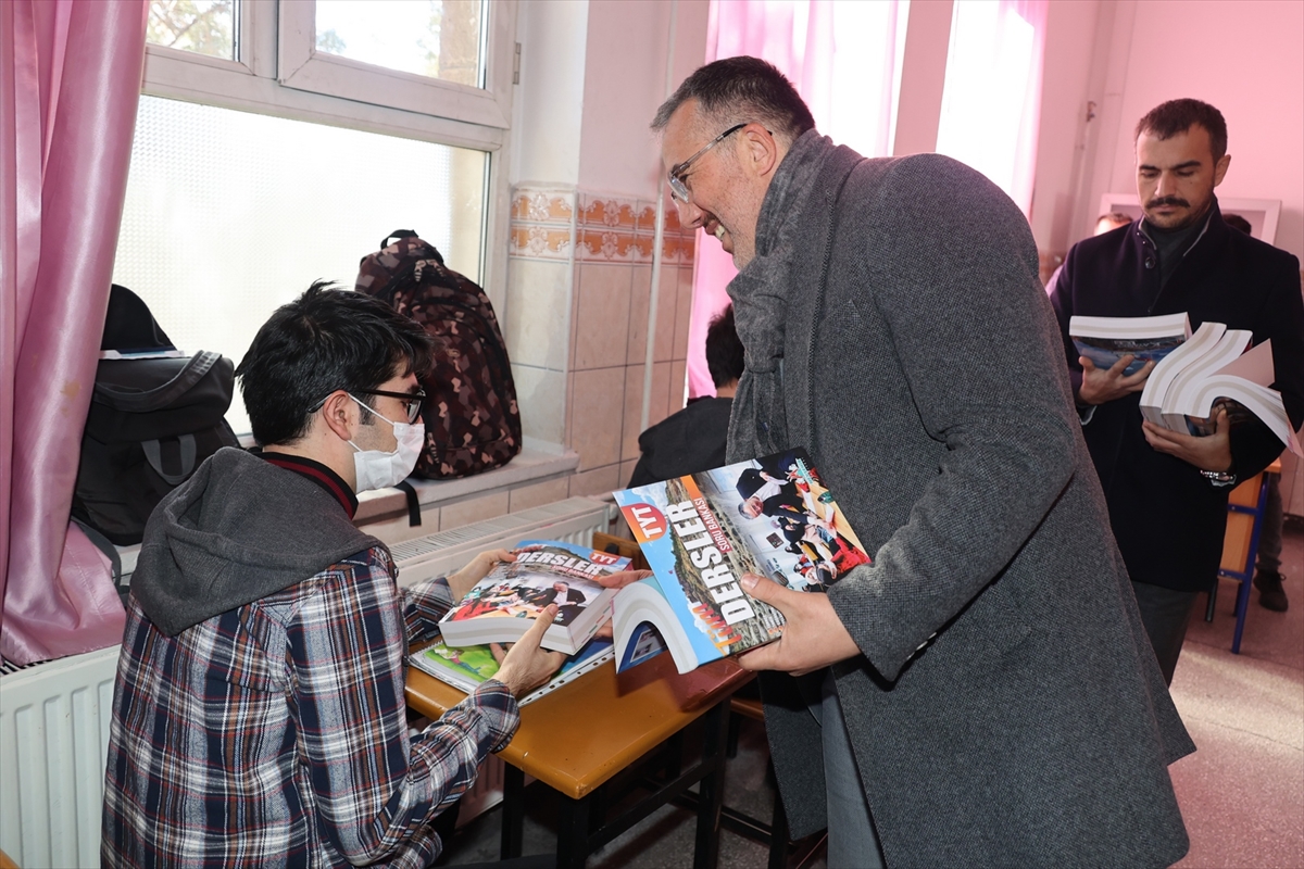 Nevşehir Belediyesinden TYT ve LGS'ye hazırlanan öğrencilere kitap desteği