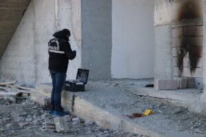 NİĞDE (AA) – Niğde'de bir kişi inşaat halindeki binanın yanında