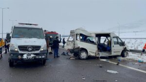 NİĞDE (AA) – Niğde'de tır ile minibüsün çarpışması sonucu 2'si