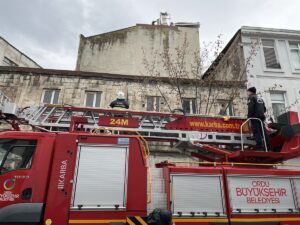 ORDU (AA) – Ordu'nun Altınordu içesinde bir apartmanın çatısında çıkan