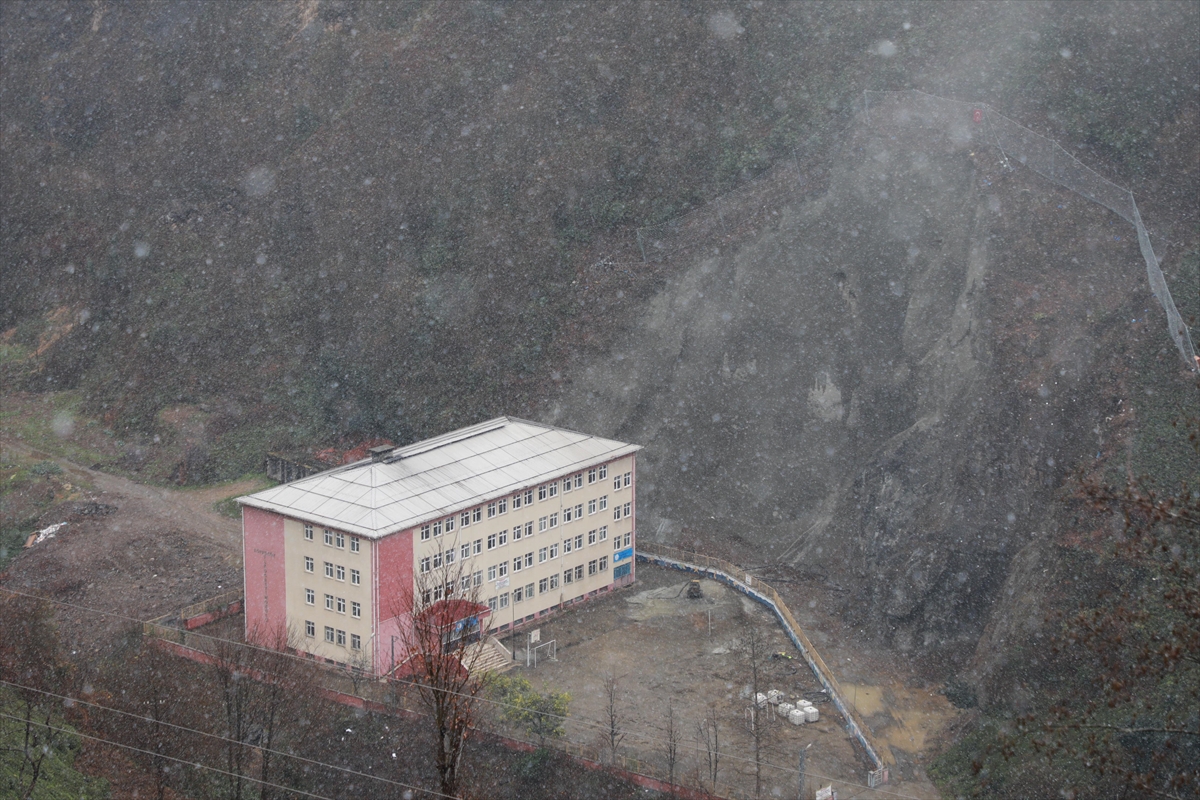 Rize'de okul yakınındaki yamaç, kaya düşme riskine karşı çelik ağla örülüyor