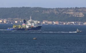 ÇANAKKALE (AA) – Rus Donanmasına ait bir gemi, Çanakkale Boğazı'ndan