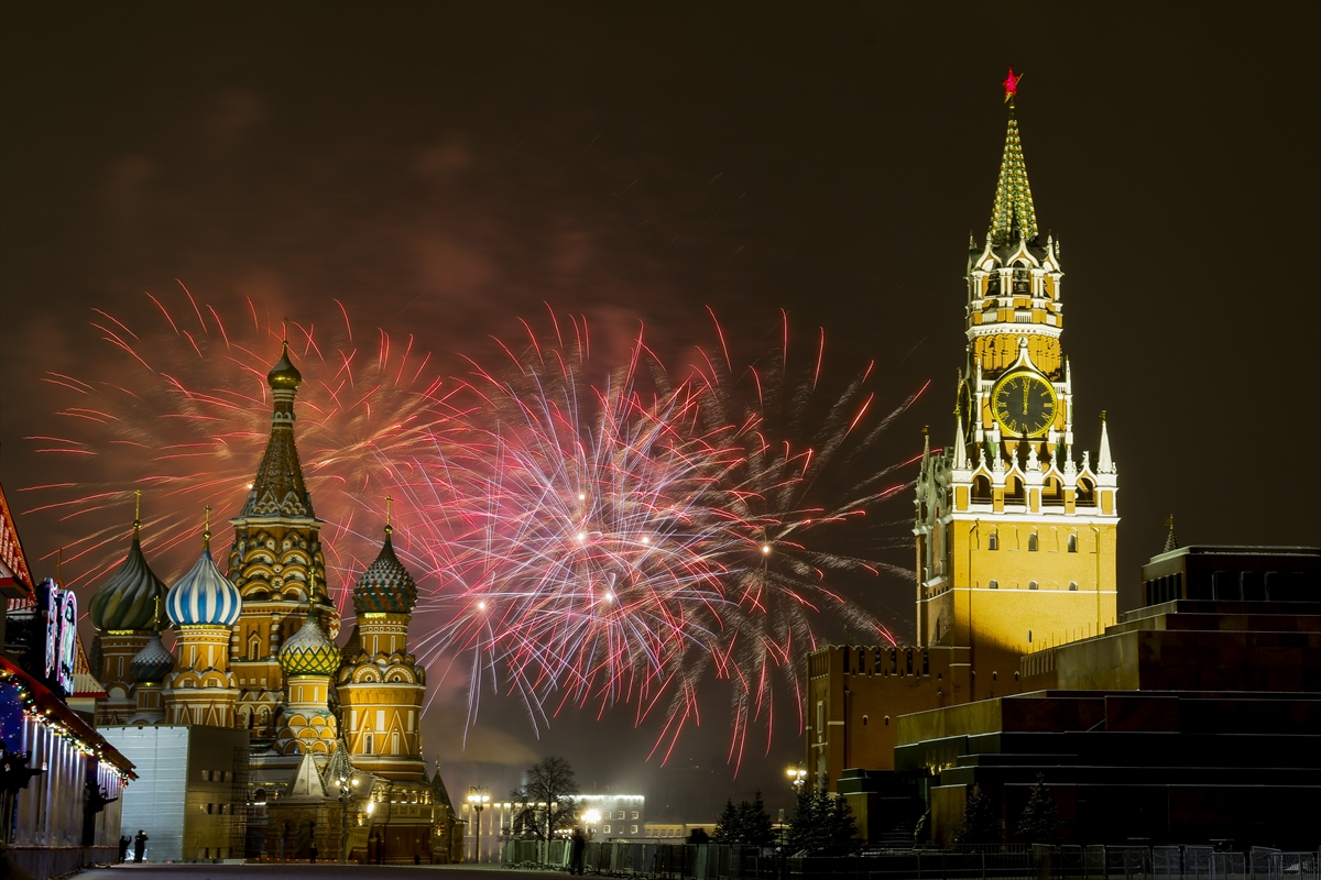 Rusya, 2022’ye hava fişek gösterileri ve kutlamalarla girdi