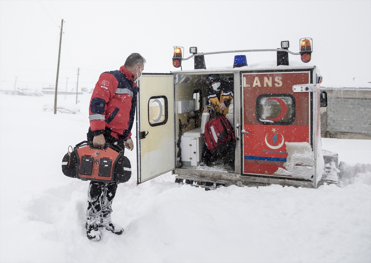 Sağlık ekipleri karlı dağları aşarak hayat kurtarıyor