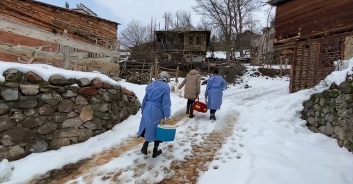 “Sağlık ordusu” karlı yolları aşarak Kovid-19 aşısı yapıyor